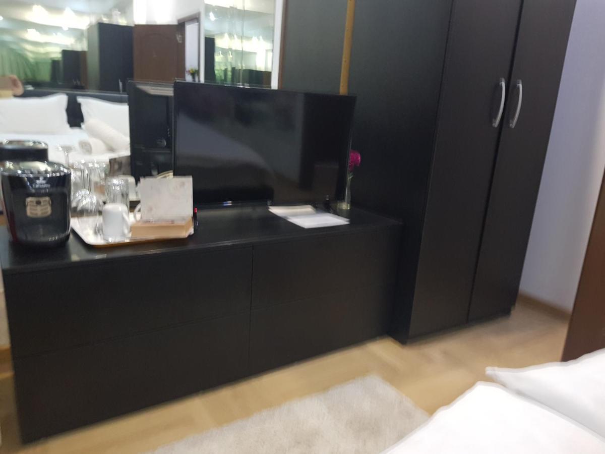 Mirrors Room Mega Mall National Arena Bukarest Exterior foto